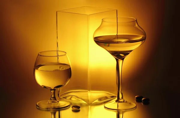 Deux verres à vin et un vase — Photo