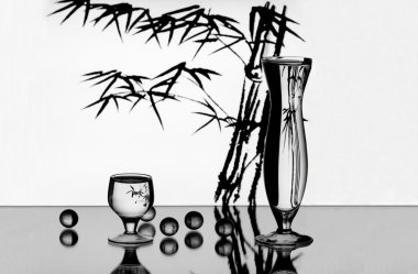 bir vazo, bir bardağı ve bazı küçük cam toplar
