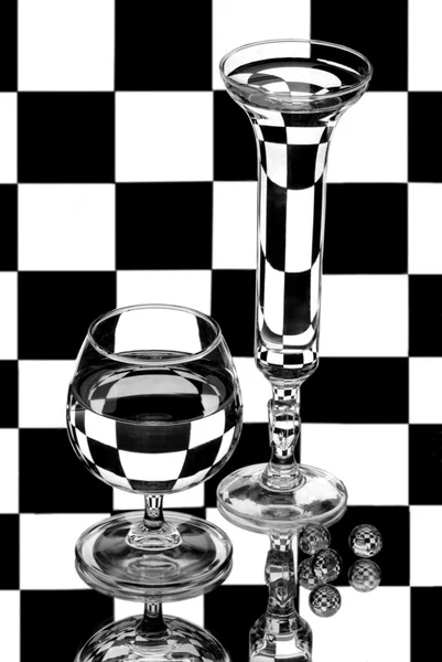 Egy borospoharat, egy váza és kis üveggolyó — Stock Fotó