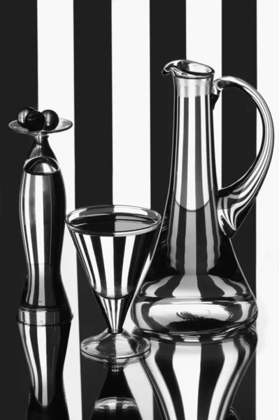 Vaas met kleine glazen bollen, kruik en wijnglas — Stockfoto