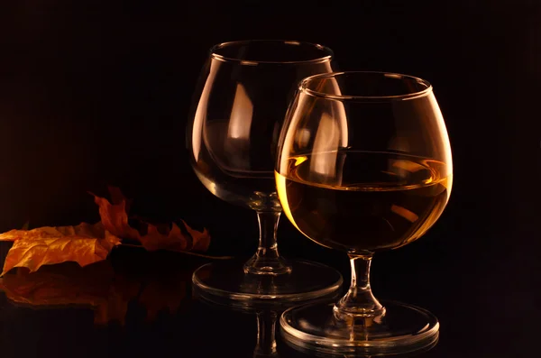 Deux verres à vin et des feuilles d'automne — Photo