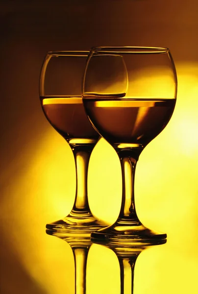 Due bicchieri di vino sullo specchio — Foto Stock