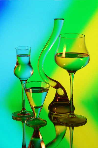 一个玻璃花瓶，三个酒杯 — 图库照片