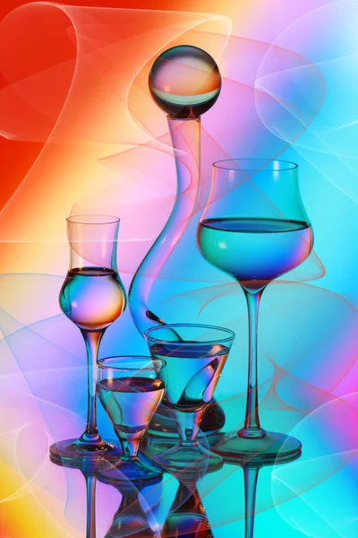 Quatre verres à vin, un vase et une boule de verre — Photo