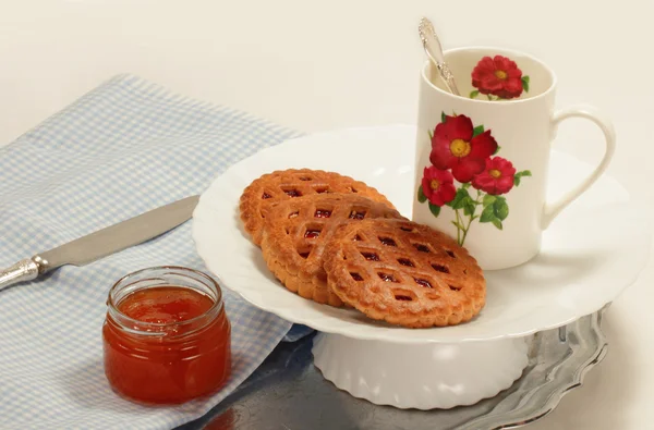 The dishes, some biscuits and tasty jam — Stock Photo, Image