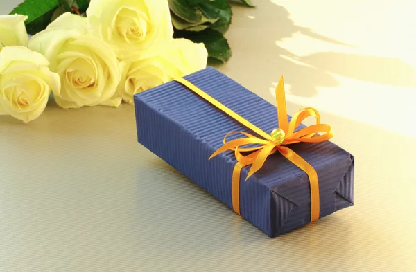 Una caja de regalo y un ramo de hermosas rosas blancas —  Fotos de Stock