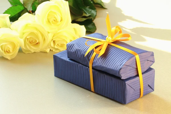 Une boîte cadeau et de belles fleurs blanches — Photo