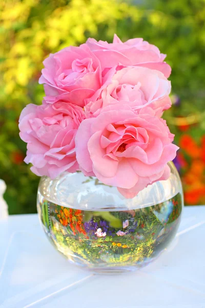 Ροζ τριαντάφυλλα σε σε ένα γυάλινο βάζο — Φωτογραφία Αρχείου