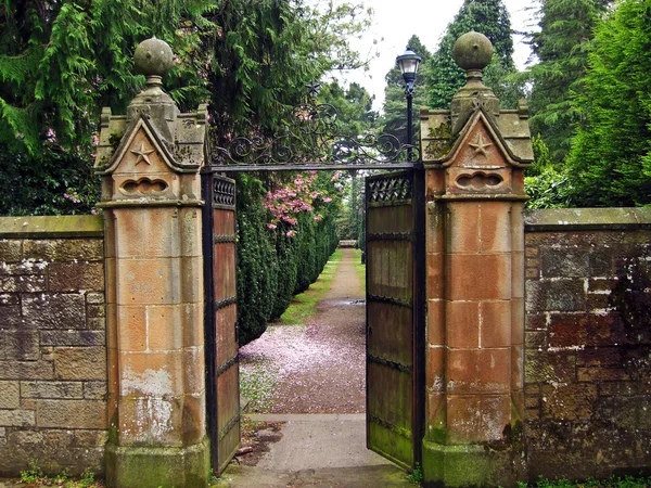 Altes, schönes Tor zum Garten — Stockfoto