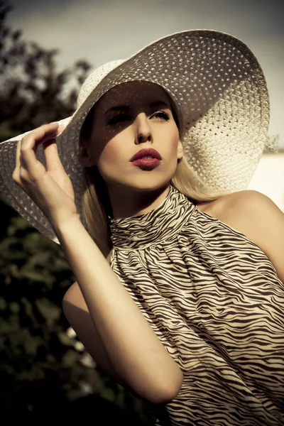 Lato moda dziewczyna z kapeluszem — Zdjęcie stockowe