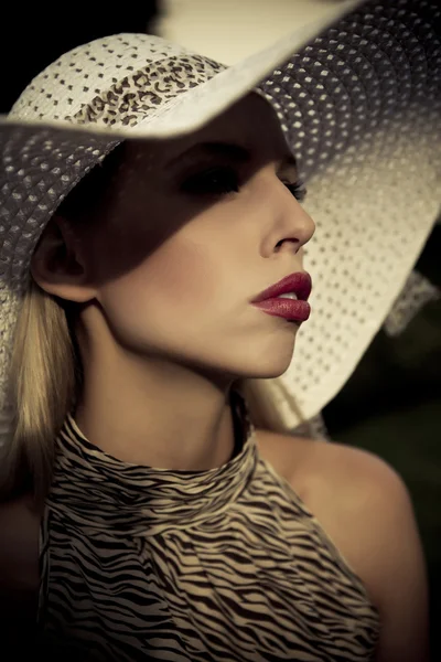 Şapkalı kız yaz moda — Stok fotoğraf