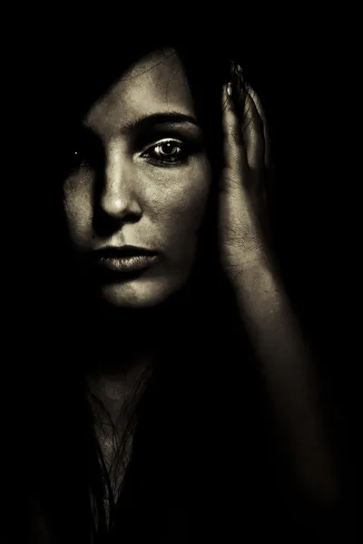 Expressão de horror rosto jovem escuro menina — Fotografia de Stock