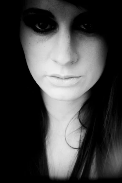 Horror emoção escura rosto jovem menina — Fotografia de Stock
