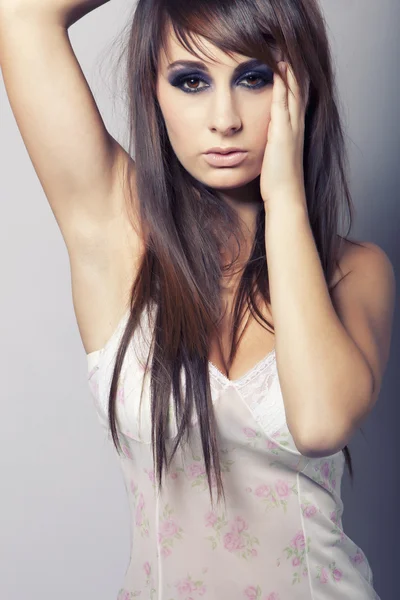 Sexy mladá brunetka — Stock fotografie