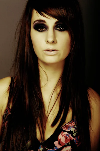 Sexig ung tjej med mörka make up — Stockfoto