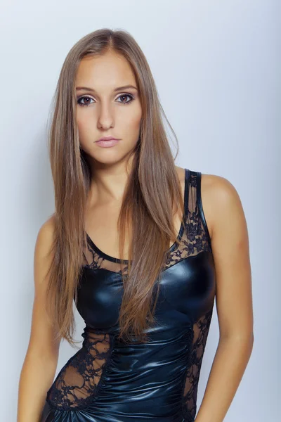 Sexy jonge meisje in zwarte jurk — Stockfoto