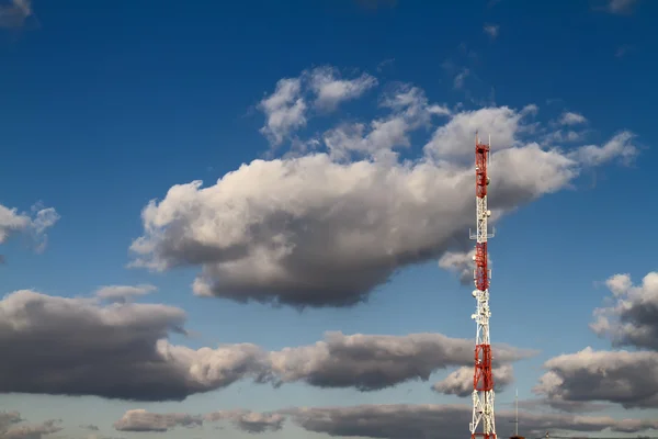 Telekommunikation tornet, moln och blå himmel Stockfoto