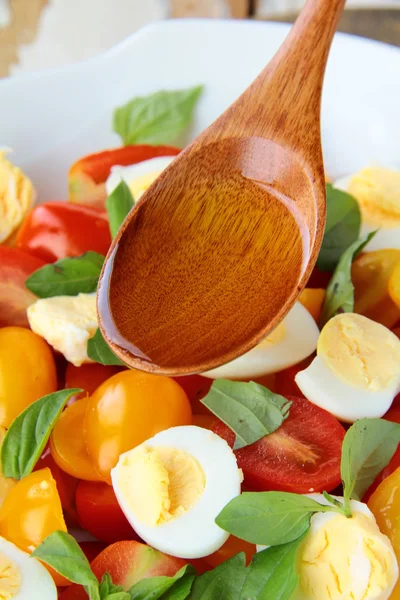 Салат с перепелиными яйцами и помидорами. — стоковое фото