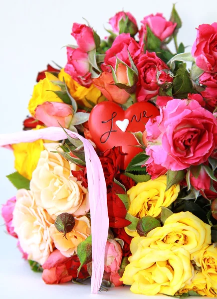Ramo de rosas multicolores, pequeños aerosoles, con un corazón — Foto de Stock