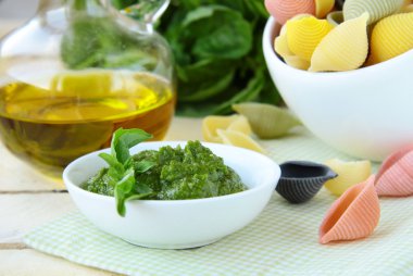 Fesleğenli ahşap tahta üzerinde İtalyan pesto sos