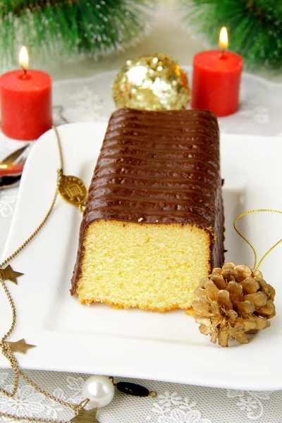 Cake met chocolade ijsvorming, de kerst tabel instellen — Stockfoto