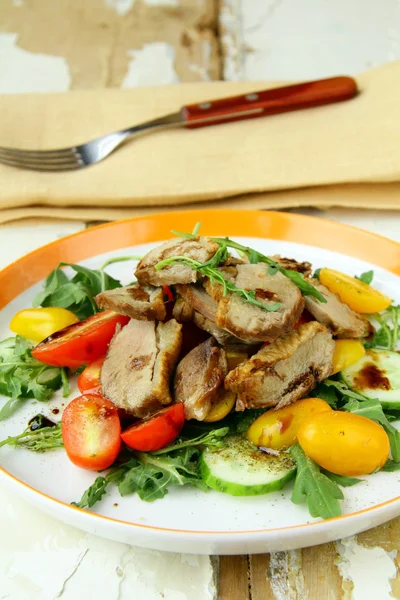 Salat mit Entenbrust, Kirschtomaten und Rucola — Stockfoto