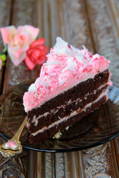 Pyszne kolorowe czekolady kawałek ciasta na talerzu — Zdjęcie stockowe
