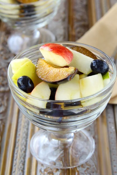 Tigela de vidro de salada de frutas doces frescas — Fotografia de Stock