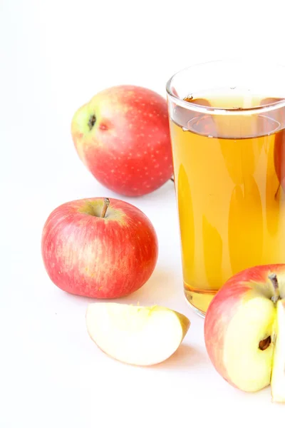 Succo di mela in vetro e mele fresche su sfondo bianco — Foto Stock
