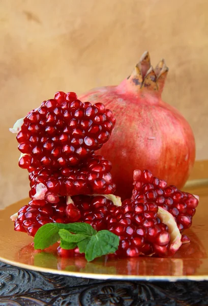 Granátová jablka, celek a střih otevřené — Stock fotografie