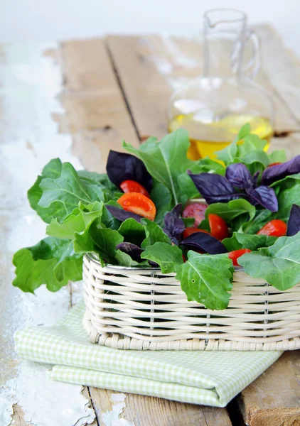 Frischer Frühlingssalat mit Tomaten und grünem Salat — Stockfoto