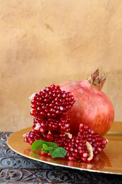 Granatäpfel, ganz und aufgeschnitten — Stockfoto