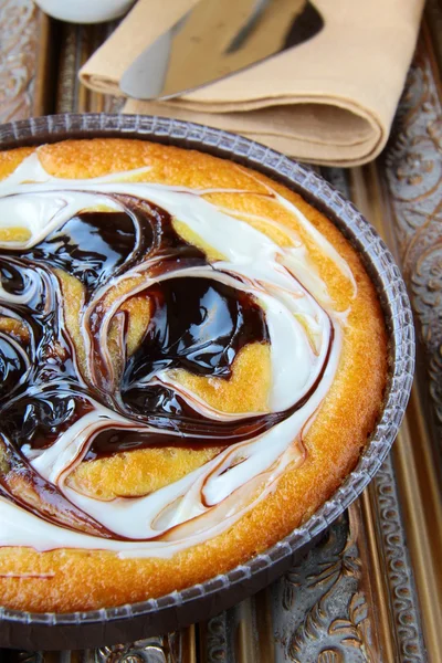 Вкусный пирог с орехами и карамельной глазурью — стоковое фото