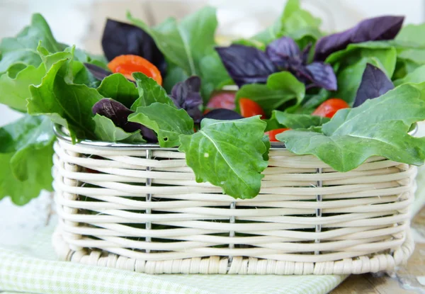 Свіжий весняний салат з помідорами та зеленим салатом — стокове фото