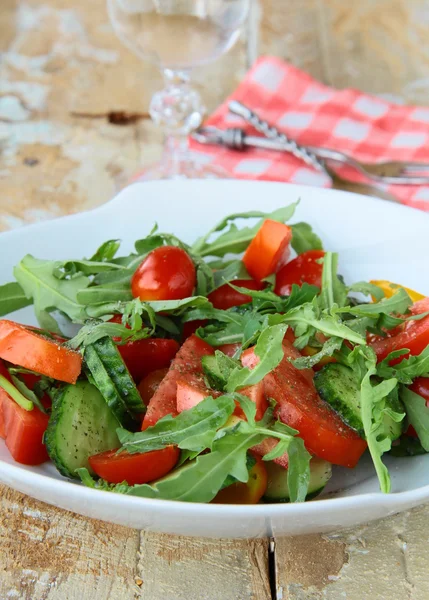 Świeże wiosenne sałatki z pomidorów i sałaty — Zdjęcie stockowe