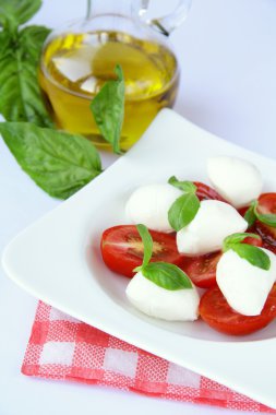 geleneksel İtalyan caprese salatası mozzarella domates ve fesleğen