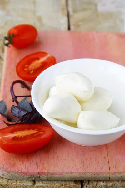 Baby-Mozzarella und Tomaten — Stockfoto