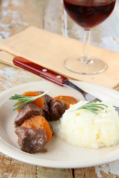 Traditionele rundvlees goulash, gegarneerd met aardappel. heerlijke huiselijke gerechten — Stockfoto