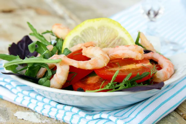Salada com camarão, ervas e legumes — Fotografia de Stock