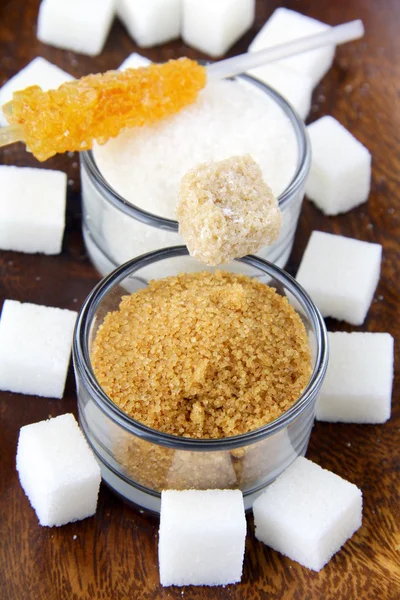 Mehrere Zuckerarten - raffinierter Zucker, brauner Zucker und Kristallzucker — Stockfoto