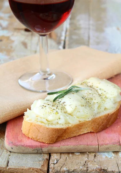 Smörgås av vitt bröd med mozzarellaost och ett glas vin — Stockfoto