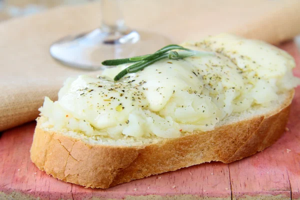Kanapka z białego chleba z mozzarellą i lampce wina — Zdjęcie stockowe