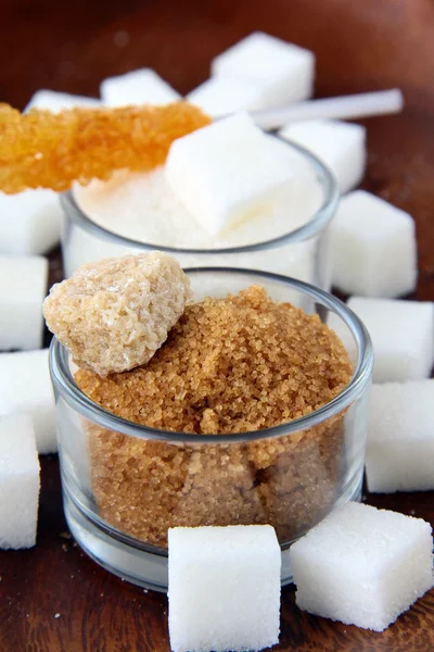 Mehrere Zuckerarten - raffinierter Zucker, brauner Zucker und Kristallzucker — Stockfoto