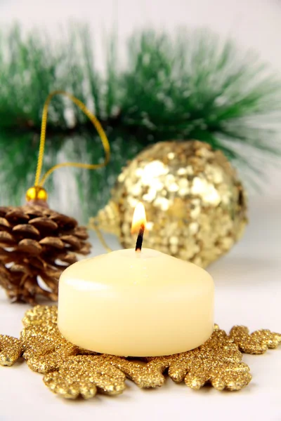 Рождественские украшения, еловая веточка, свечи и шишки — стоковое фото