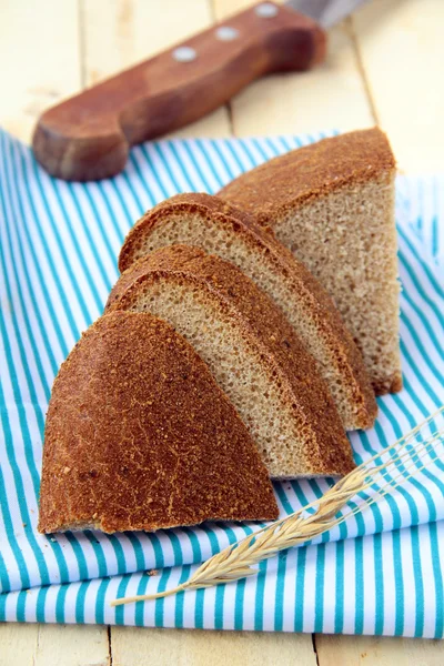Chleb żytni czarny na drewnianej desce — Zdjęcie stockowe