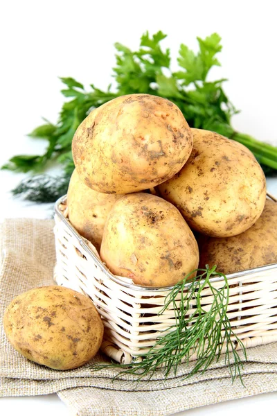 Cesta de batatas biológicas frescas — Fotografia de Stock