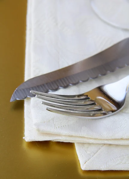 Tenedor y cuchillo y vidrio en un ambiente elegante —  Fotos de Stock