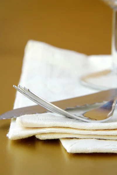Fourchette et couteau et verre dans un cadre élégant — Photo