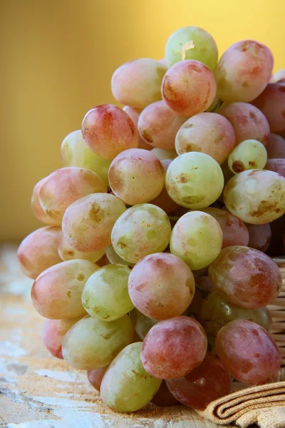 Свежий сырой красный виноград на деревянном столе — стоковое фото