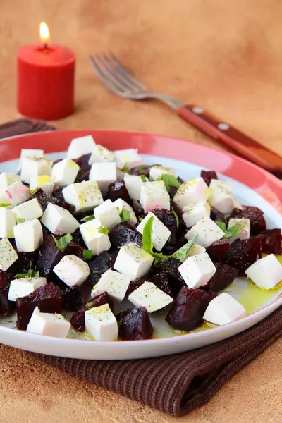 Appetizer salad of beets and goat cheese with basil and olive oil — Stock Photo, Image